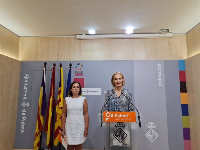 La portavoz del grupo municipal Ciudadanos en el Ayuntamiento de Palma, Eva Pomar, y la regidora Joana Capó.