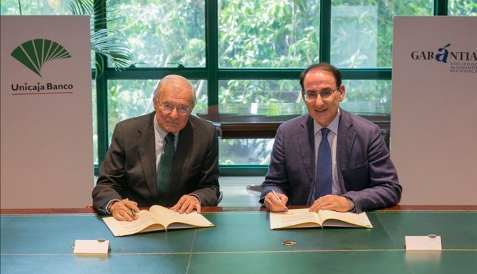 El presidente de Unicaja Banco, Manuel Azuaga, y el presidente de Garántia, Javier González de Lara.