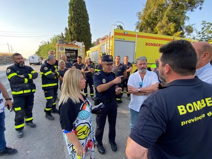 Mamen Sánchez Díaz junto a los cuerpos de Bomberos y Policía Local esta mañana en Jerez tras el incendio