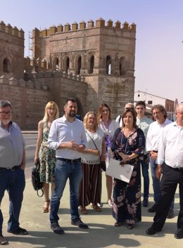 El secretario general del PSCyL, Luis Tudanca, visita la restauración de las murallas de Madrigal de las Altas Torres (Ávila). Foto PSOE.