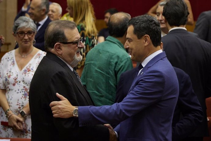 El presidente de la Junta de Andalucía en funciones, Juanma Moreno (d), saluda al expresidente andaluz José Rodríguez de la Borbolla (i) al inicio de la sesión constitutiva de la XII Legislatura en el Parlamento andaluz.