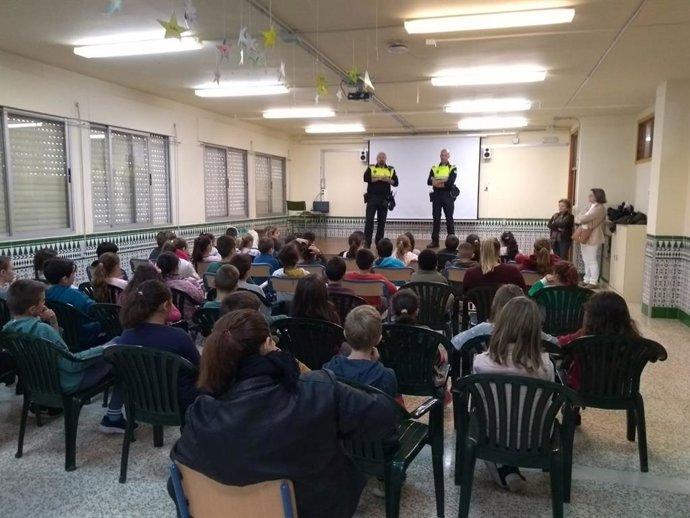 Archivo - Policías locales de Málaga imparten charlas sobre seguridad en una imagen de archivo