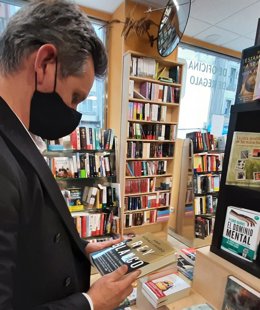 José Miñones en una librería.