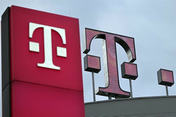 Archivo - FILED - 24 February 2022, North Rhine-Westphalia, Bonn: Deutsche Telekom's logo is seen on the roof of the company's headquarters. German telecom giant Deutsche Telekom announced on Thursday that it plans to sell its majority stake in its mobi