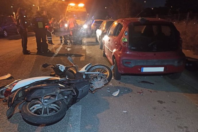 Estado en el que quedó la moto después del choque con el coche estacionado.