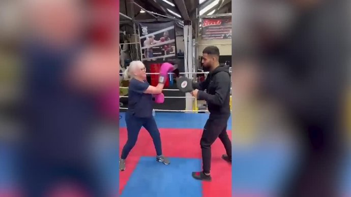Esta mujer de 71 años se ha convertido en una gran boxeadora