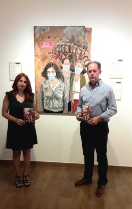 La concejala de Cultura, Fernanda Valdés, y el artista Damián Retamar en la presentación de la exposición 'Frágiles'