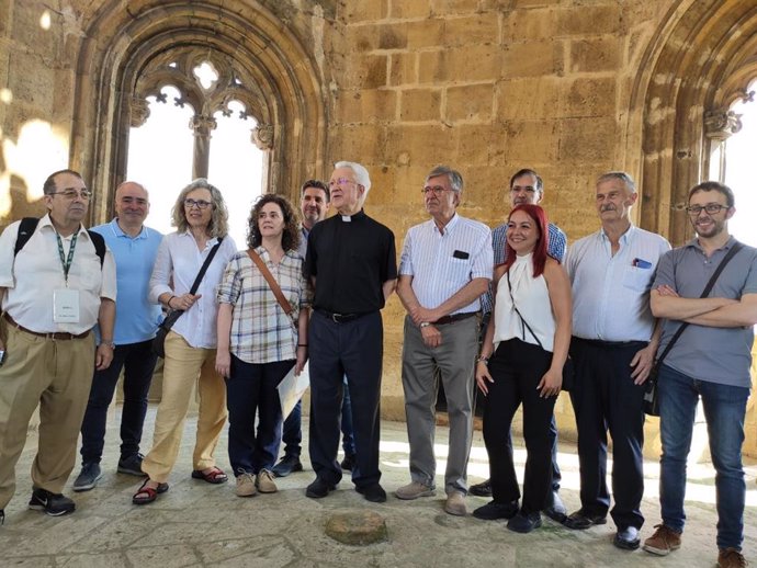 El deán de la Catedral, Benito Gallego, junto al arquitecto Jorge Hevia y el equipo que ha participado en la restauración de la torre gótica de la Catedral.