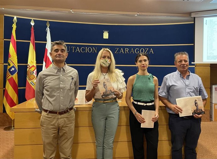 De izquierda a derecha, el gerente del Consorcio Goya Fuendetodos, Ricardo Centellas; la diputada delegada de Cultura, Ros Cihuelo; la comisaria de la exposición, Leire Mayendía y el alcalde de Fuendetodos, Enrique Salueña.