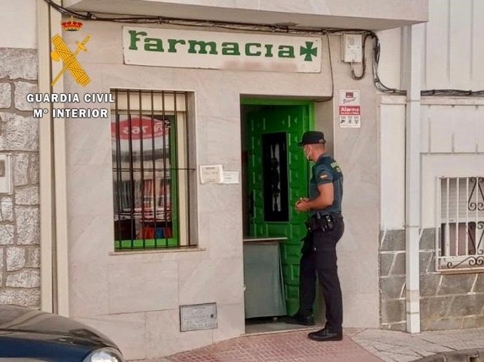 Un agende de la Guardia Civil en la farmacia de Torreorgaz (Cáceres).