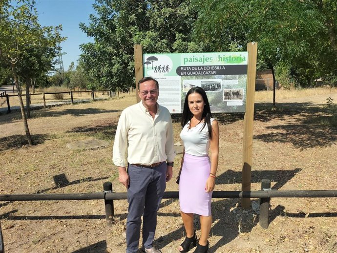 El delegado de Medio Natural y Carreteras de la Diputación de Córdoba, Francisco Palomares, visita la Ruta de la Dehesilla, en Guadalcázar.