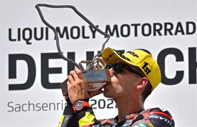 Augusto Fernandez, del Red Bull KTM Ajo, celebrando su victoria en el Gran Premio de Alemania¡