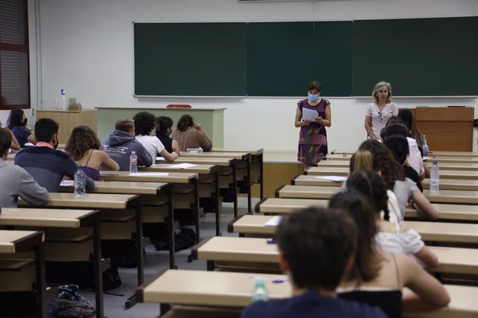 Archivo - Estudiantes esperan antes de comenzar las pruebas de acceso a la universidad 2022