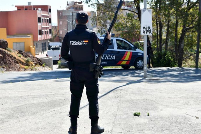 Archivo - Un agente de la Policía Nacional con un arma durante un dispositivo policial en el barrio de El Príncipe de Ceuta, a 6 de mayo de 2022, en Ceuta (España). 