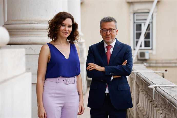La presidenta de la Comunidad de Madrid, Isabel Díaz Ayuso, se ha reunido este jueves con el alcalde de Lisboa, Carlos Moedas, en el marco de su viaje de trabajo a la capital de Portugal.