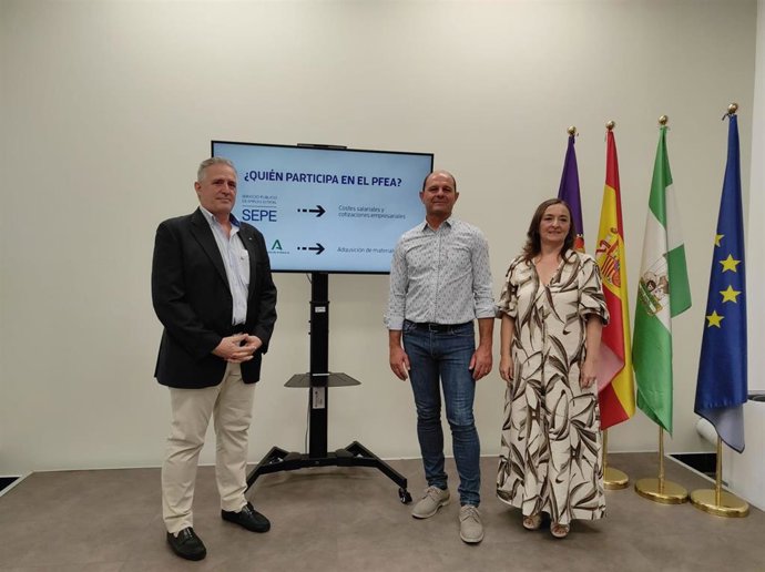 El delegado de Empleo de la Diputación, Miguel Ruz (izda.); el secretario general de UGT FICA Córdoba, Pedro Téllez, y la directora provincial del SEPE, Alicia Vílchez, en la presentación el estudio '35 años del PFEA'.