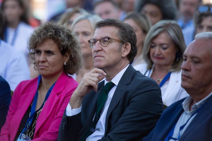 La portavoz del PP en el Parlamento Europeo, Dolors Montserrat y el presidente del PP, Alberto Núñez Feijóo, durante la escuela de verano del PP de Cerdanyola del Valls, a 1 de julio de 2022, en Cerdanyola del Valls, Barcelona, Cataluña (España)