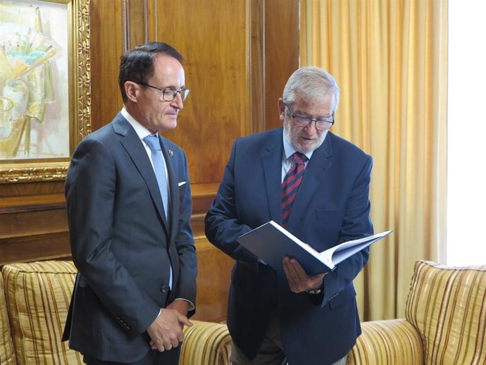 Presentación de la Memoria de la Fiscalía al presidente de la Asamblea Regiona