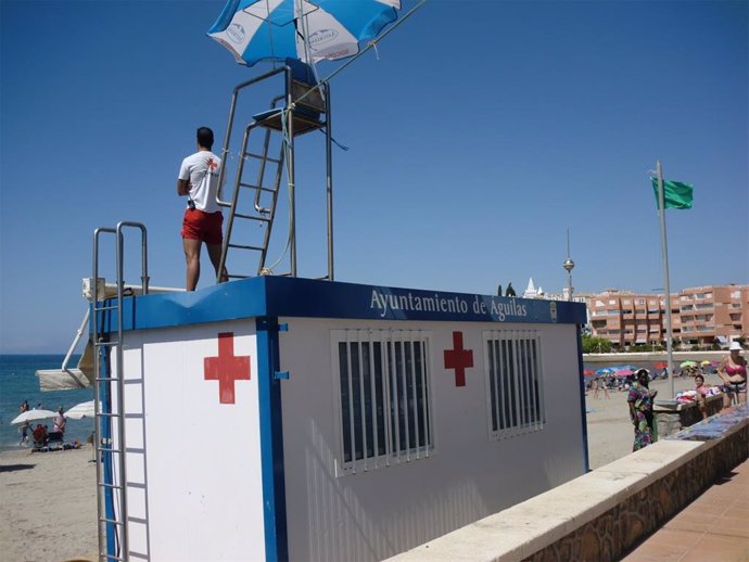 Archivo - Socorrista vigila una playa