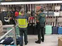 La Guardia Civil incauta 1.374 artículos falsificados en seis inspecciones en comercios de la zona de Cala Egos