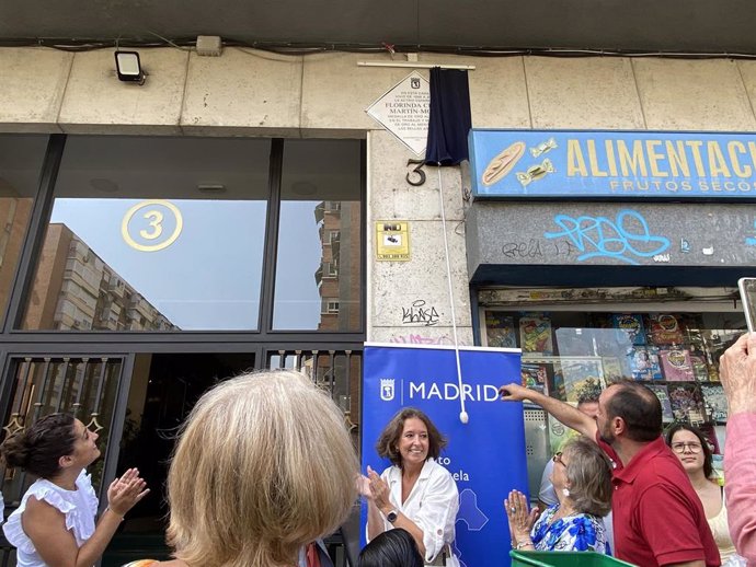 La concejala de distrito de Arganzuela, Cayetana Hernández, en la inauguración de la placa conmemorativa de la actriz Florinda Chico, en Arganzuela