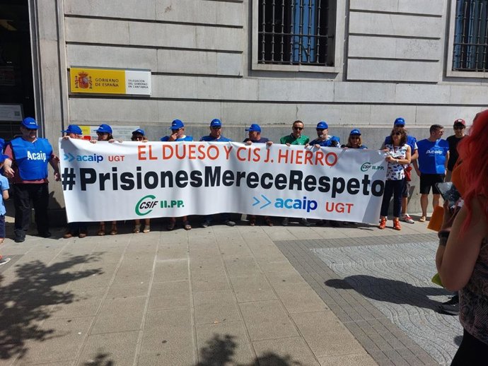 Concentración de ACAIP-UGT y CSIF en Santander  junto a la sede de la Delegación del Gobierno para protestar por las recientes agresiones "graves" a personal de los centros penitenciarios españoles