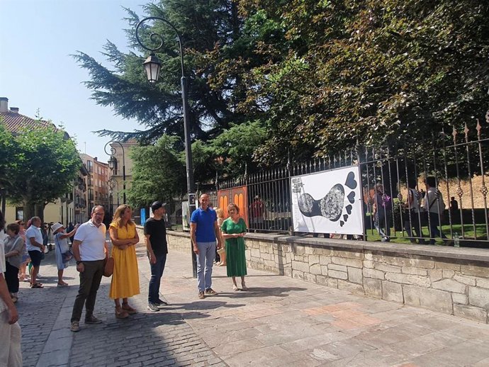 El alcalde de León, José Antonio Diez, junto a la concejal de Acción y Promoción Cultural, Evelia Fernández, visitan la exposición Huella, Cuerpo, Paisaje.