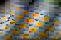 Las manos que forman un corazón y el balón de fútbol, los emojis que los españoles más usan en Facebook e Instagram