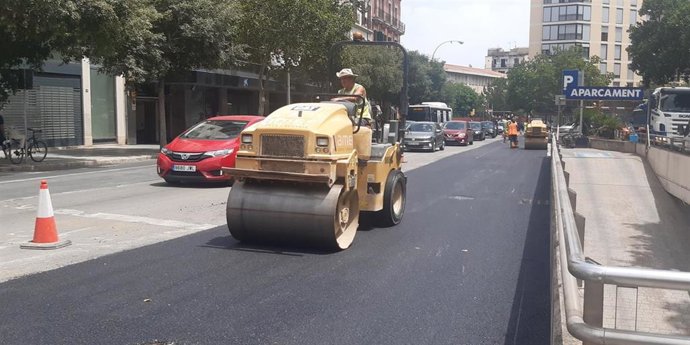 Trabajador haciendo labores de pavimentación en las Avenidas en Palma.