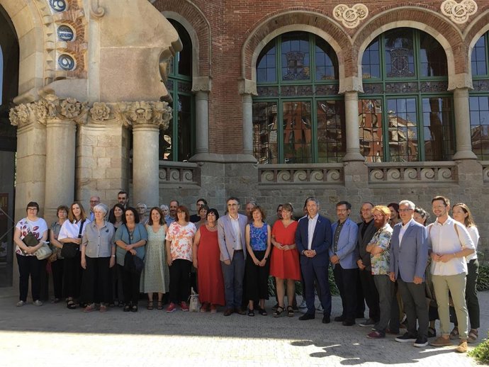 Los consellers Natlia Garriga y Josep Gonzlez.Cambray con el resto del Consell nacional de la lectura