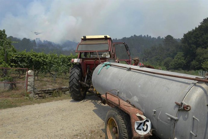 Un vehículo en los alrededores de un incendio, a 13 de julio de 2022, en Melón, Ourense, Galicia (España).