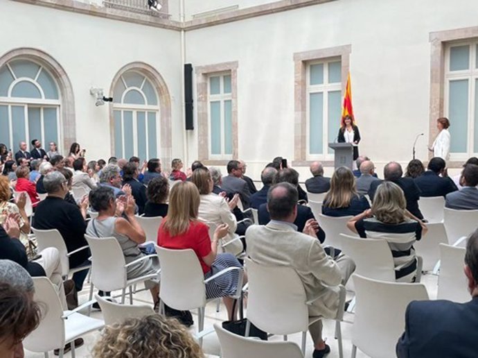 La presidenta del Parlament, Laura Borrs, y la nueva Síndica de Greuges, Esther Giménez-Salinas, en el auditorio de la cámara catalana