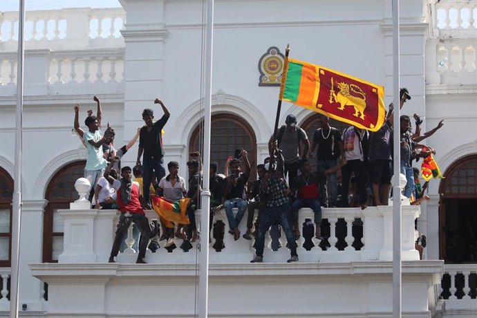 Manifestantes asaltan el recinto de la oficina del primer ministro, Ranil Wickremesinghe, para exigir su dimisión, después de que el presidente, Gotabaya Rajapaksa huyera del país.