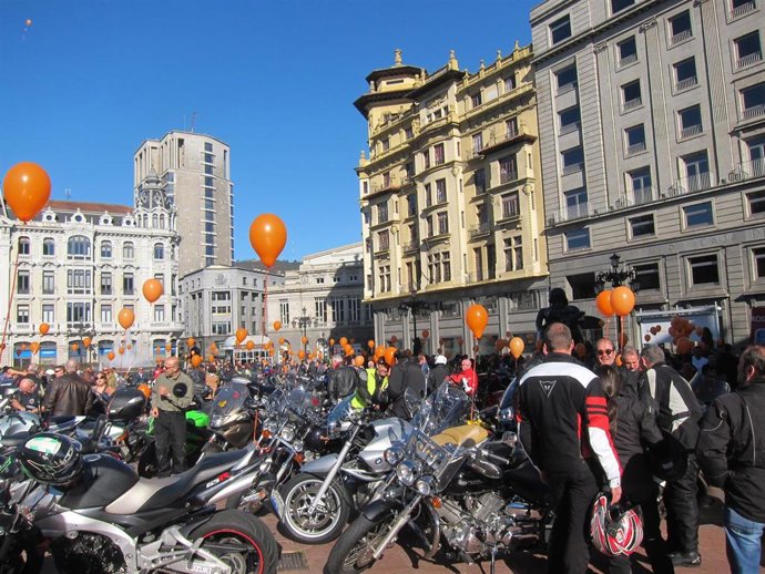 Archivo - Concentración de la Fundación Avata de Ayuda al Accidentado en Oviedo un acto con motivo del Día Mundial en Recuerdo de las Víctimas de Accidentes de Tráfico.