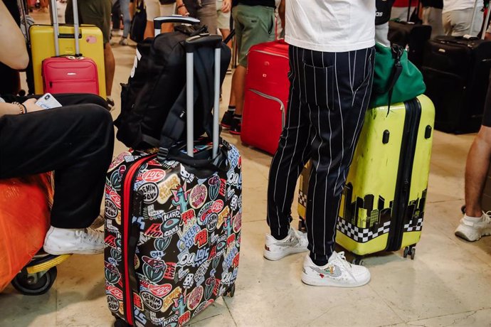 Pasajeros esperan en los mostradores de facturación de su aerolínea, el día 1 de julio, en la Terminal 1 del Aeropuerto Adolfo Suárez Madrid Barajas, a 1 de julio de 2022, en Madrid (España). 