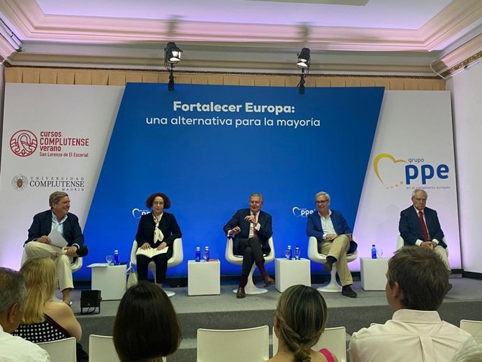 La exministra de Exteriores Ana Palacio; el exministro de Educación, Cultura y Deporte Íñigo Méndez de Vigo; el embajador de España en Estados Unidos, Javier Rupérez, y el secretario ejecutivo de Asuntos Exteriores del Partido Popular, Gabriel Mato.