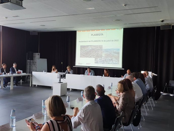 El conseller Joan Ignasi Elena se reúne con 31 alcaldes de los municipios que forman parte del Plan de emergencias químicas de Tarragona, el 14 de julio de 2022.