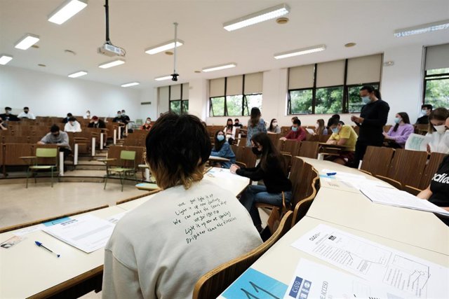 Archivo - Varios estudiantes, esperan para hacer un examen en un aula de la Facultad de Psicología de la Universidad de Santiago de Compostela, el día del comienzo de los exámenes de selectividad 2021, a 8 de junio de 2021, en Santiago de Compostela, A Co