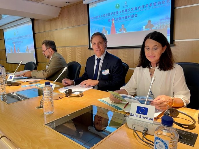 De izquierda a derecha, el presidente de EU China-Trust, Augusto Soto; el alcalde de Salamanca, Carlos García Carbayo, y Rosa Cervera, presidenta de Cátedra China.