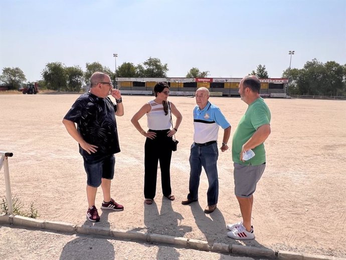 La concejala de Barajas, Sofía Miranda, visita las obras del campo de fútbol Nuestra Señora de la Soledad de Barajas