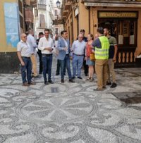 El Ayuntamiento de Granada recupera el empedrado granadino en el entorno de la calle Elvira