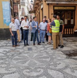 Visita del alcalde de Granada al entorno de calle Elvira.