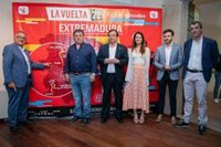 Fernández Vara anima a consolidar la presencia de Extremadura en La Vuelta Ciclista a España