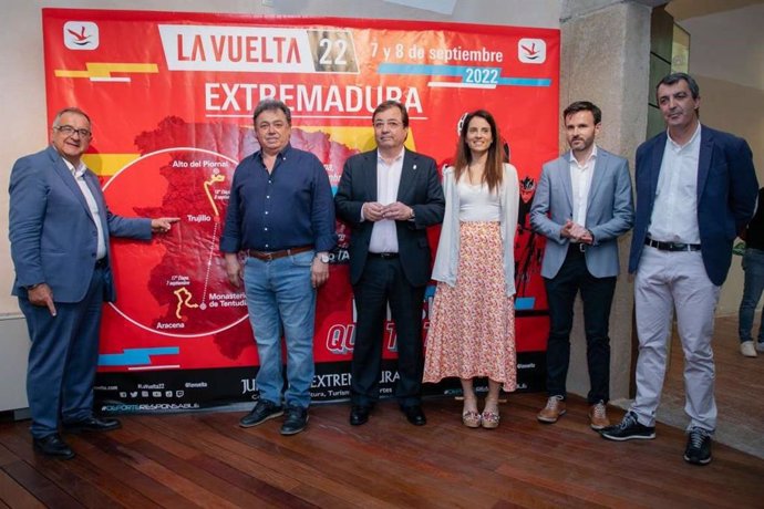 Foto de autoridades en la presentación de la 18 etapa de La Vuelta Ciclista a España que sale de Trujillo