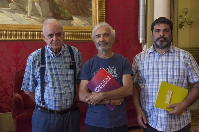 De izquierda a derecha, Alfredo Barón, biólogo; Pablo Jiménez, diputado de Unidas Podemos y Josep Ferrá, diputado de MÉS per Mallorca.