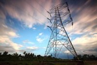 El precio de la luz vuelve a bajar (3,47%) este viernes, pero sigue por encima de los 300 euros/MWh