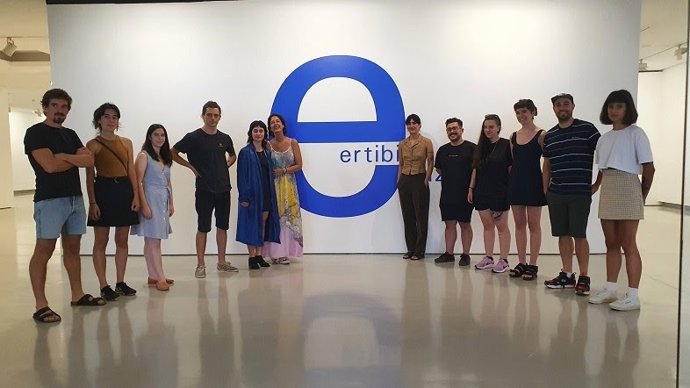 Lorea Bilbao con los artistas de Ertibil Bizkaia 2022.