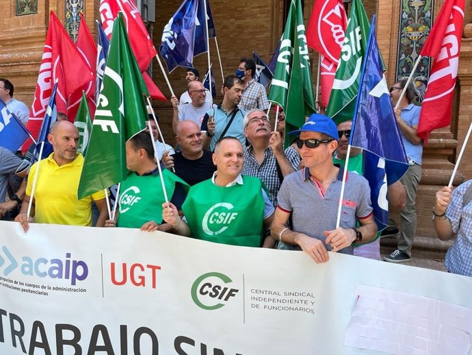Poresta de los trabajadors de prisiones andaluzas ante la Delegación del Gobierno en Sevilla