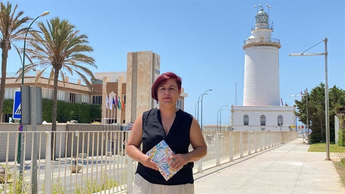 La portavoz de Unidas Podemos por Málaga, Paqui Macías, junto a La Farola del puerto de Málaga