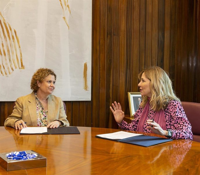 La decana del Colegio de Registradores, María Emilia Adán (i),  y la de la directora general de la Fábrica Nacional de Moneda y Timbre, María Isabel Valldecabres (d).